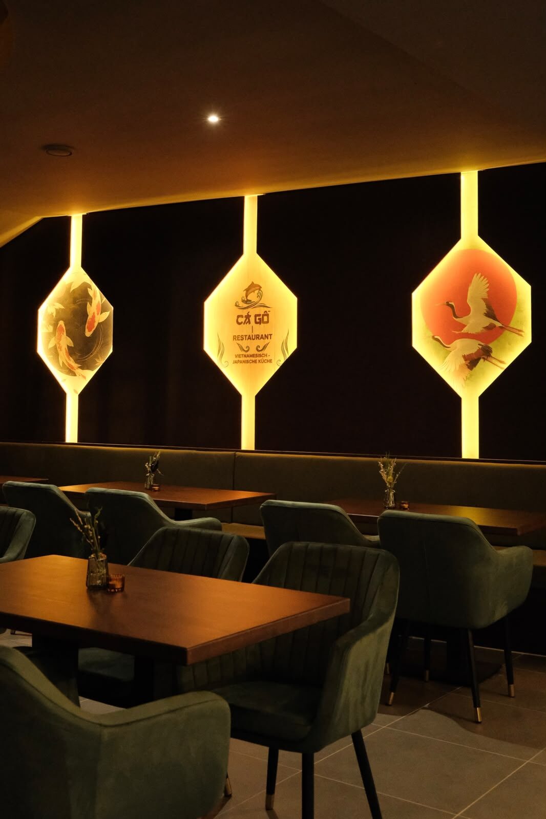 Lounge-Ecke mit Koi- und Kranich-Illustrationen
